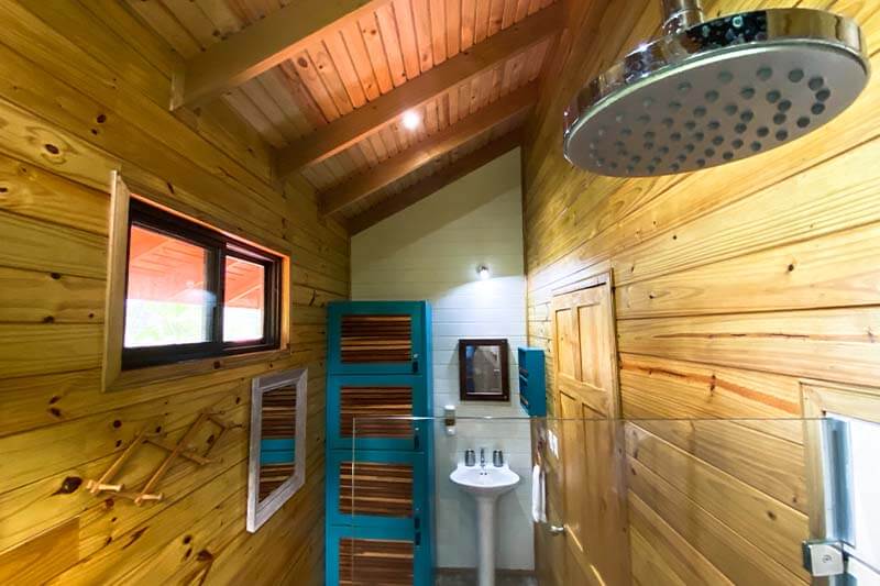Room Amistad's bathroom