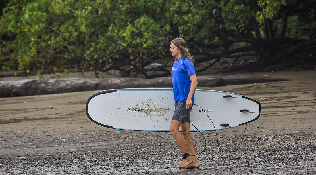 How to carry your surf leash